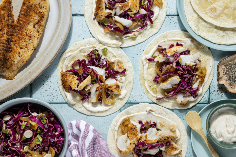 Tacos de tilapia style bord de mer avec salade aux poivrons cubanelle
