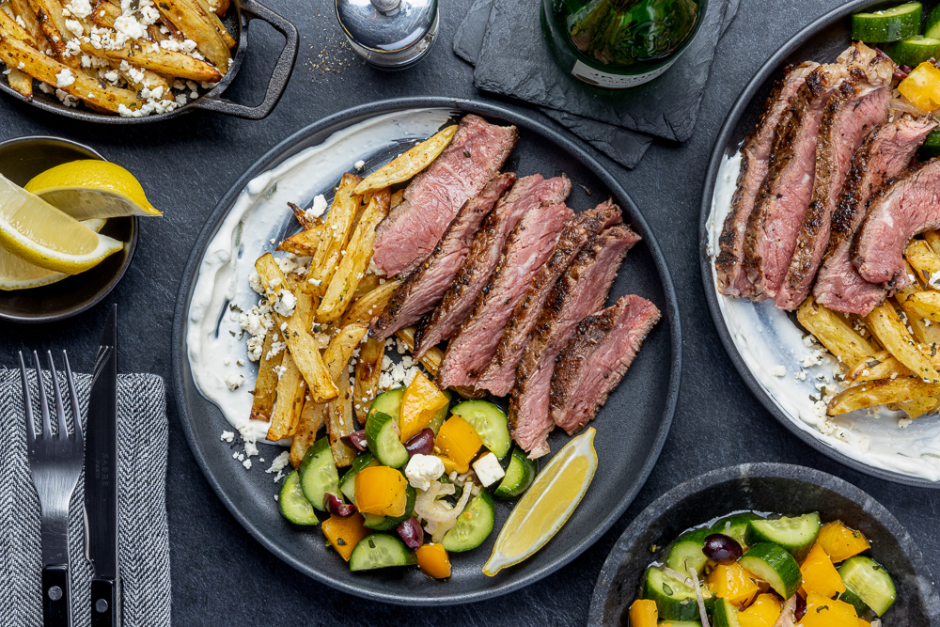 Assiette grecque d'entrecôte de bœuf nourri à l'herbe