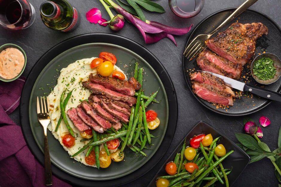 Steak de contre-filet nourri à l'herbe avec sauce Choron