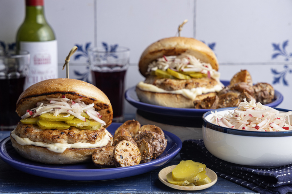 Burgers de porc BBQ avec cornichons à l’aneth