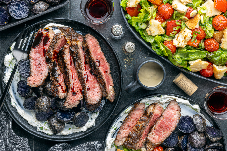Bifteck de côte de bœuf nourri à l’herbe au sumac, labneh aux oignons verts et pommes de terre bleues