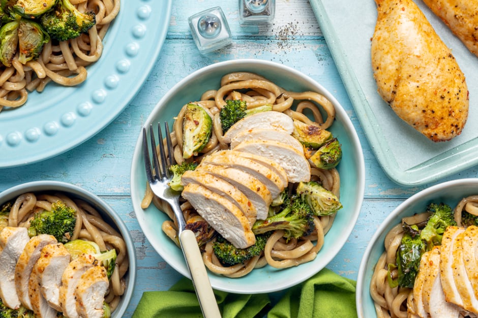 Poulet au four sur nouilles udon à la sauce hoisin