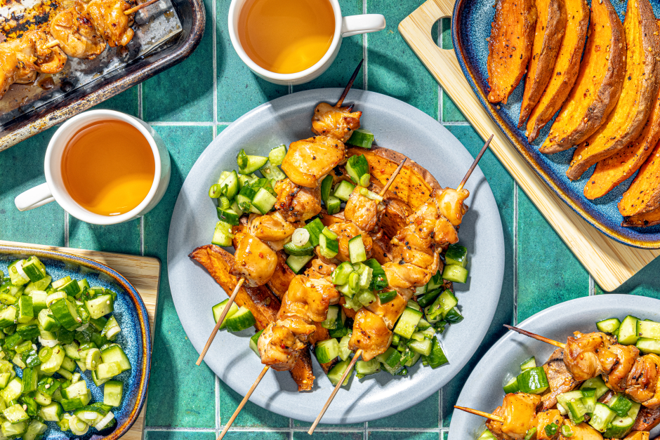 Cuisses de poulet Yakitori sur une plaque