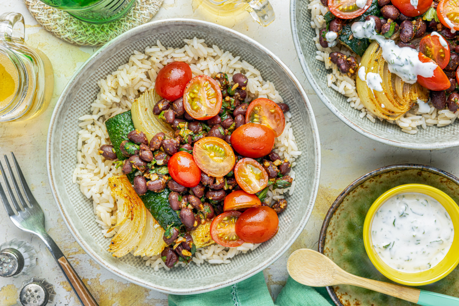 Bols de burrito aux haricots noirs et légumes caramélisés