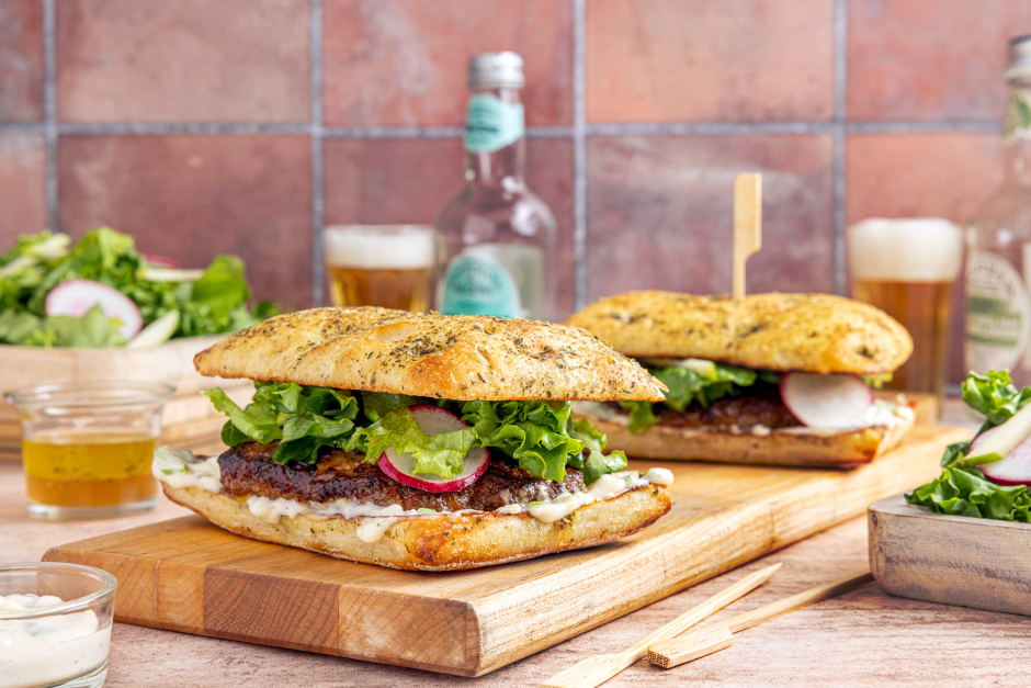 Sandwich rapido à la chair à saucisse de porc avec aïoli aux oignons verts