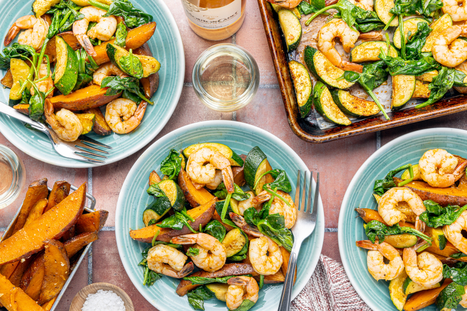 Crevettes au beurre à l’orange fumé et légumes sur une plaque