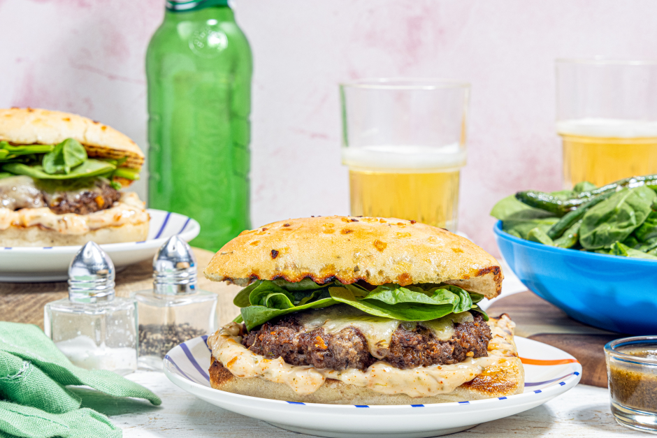 Burgers de bœuf au fromage avec aïoli aux épices
