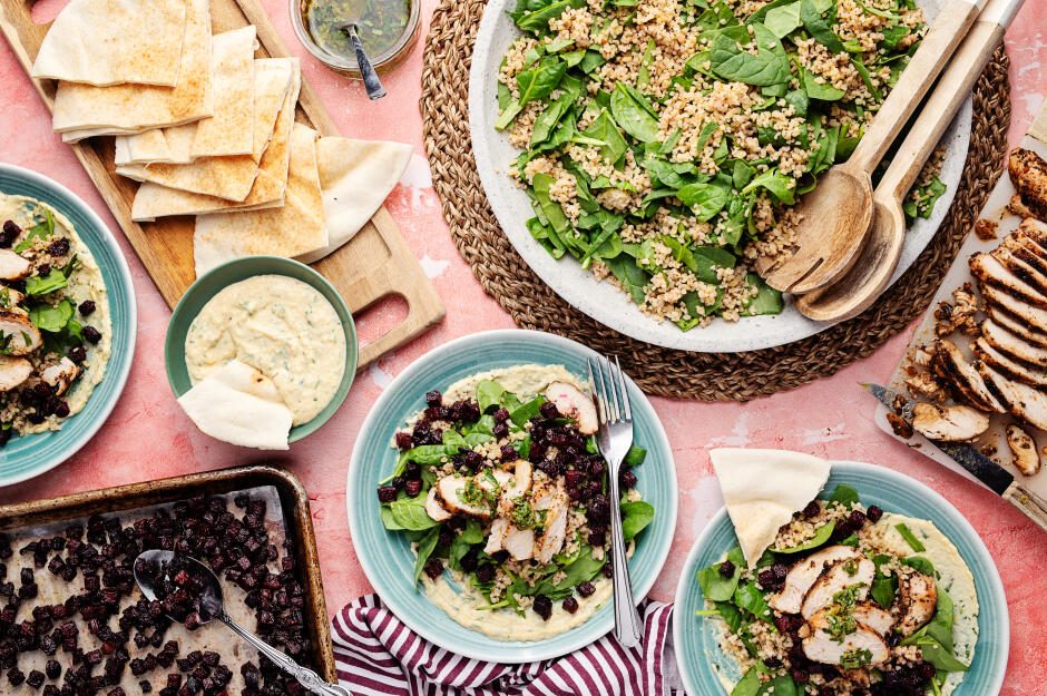 Bols de poulet au citron, hummus et betteraves rôties