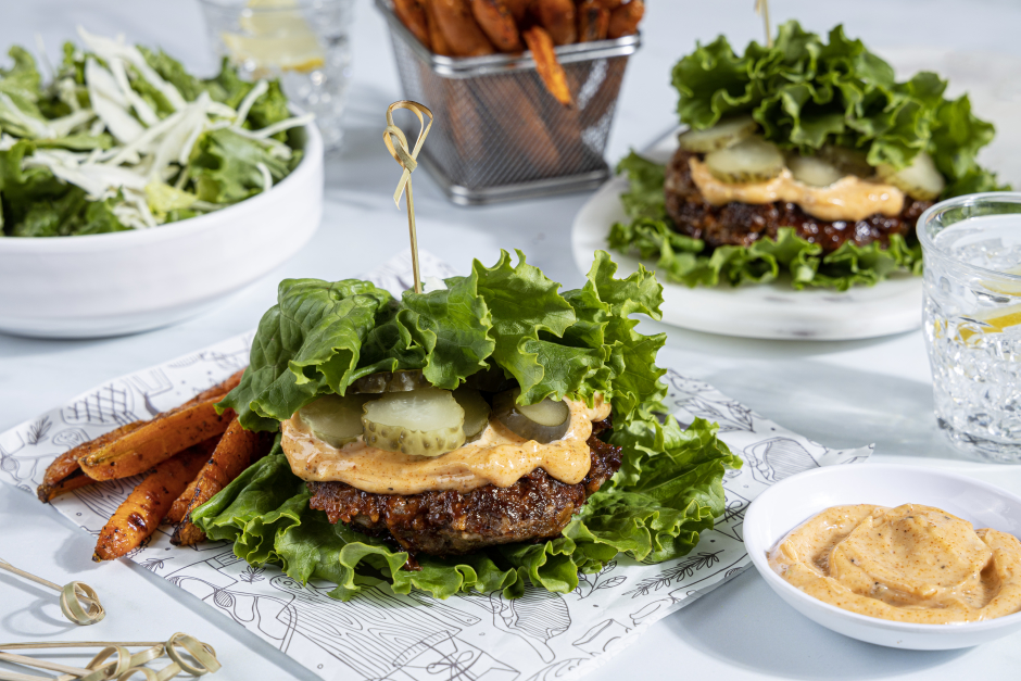 Sain + Sensé: Burgers de bœuf en sauce BBQ sur feuilles de laitue
