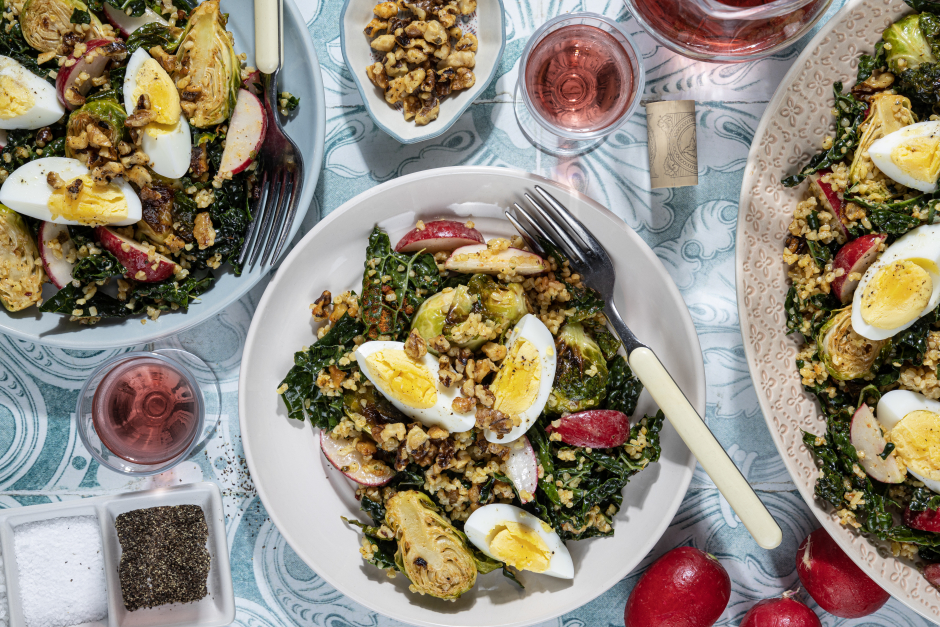 Bols de boulgour aux œufs et légumes en vinaigrette César