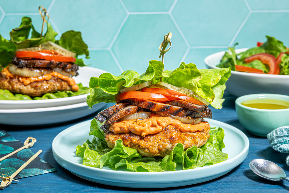 Burgers doubles au porc et aux portobellos sur laitue