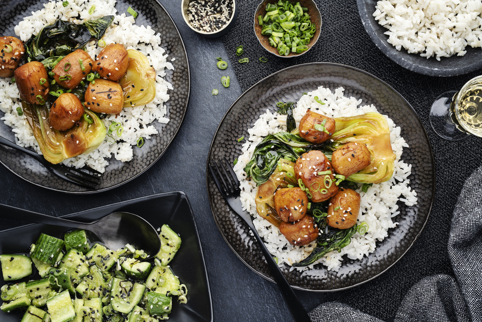 Pétoncles soya-lime sur riz au furikake