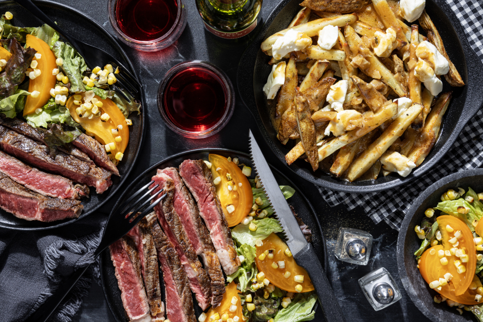 L’Artisan: Bifteck de côte BBQ avec poutine à l’ail rôti