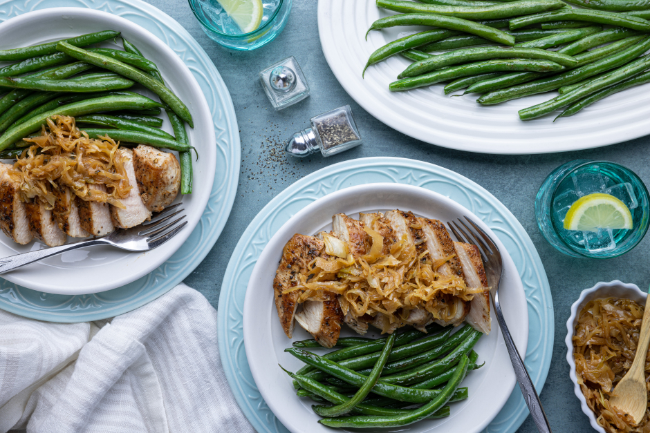 Sain + Sensé: Poitrines de poulet poêlées avec chou braisé à l’érable