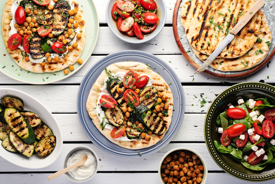 Pains plats grecs estivaux sur le BBQ
