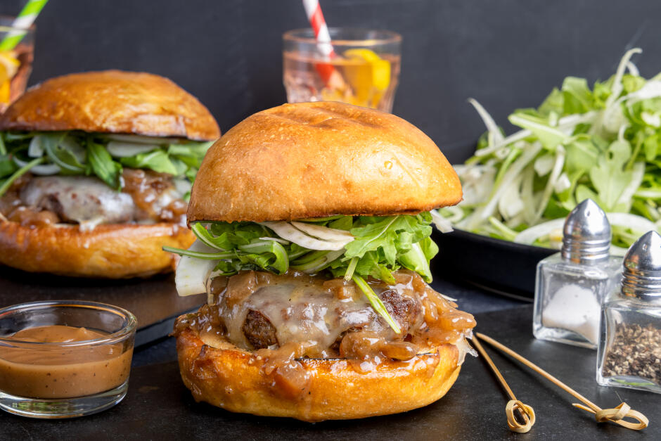 Cheeseburgers de bœuf Wagyu façon soupe à l'oignon
