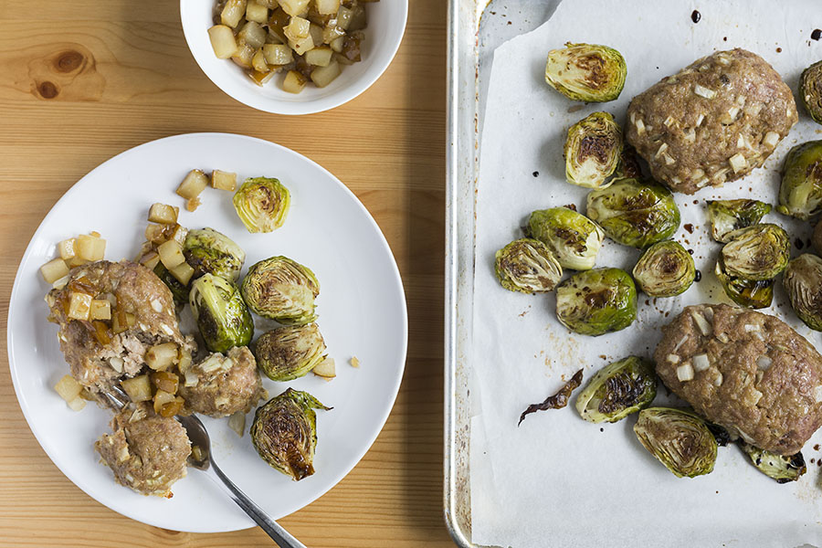 Mini-Pains de Viande au Porc - avec Choux de Bruxelles Rôtis & Poires