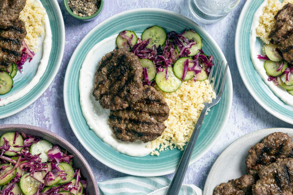 Bols de mezze aux galettes de boeuf à la grecque