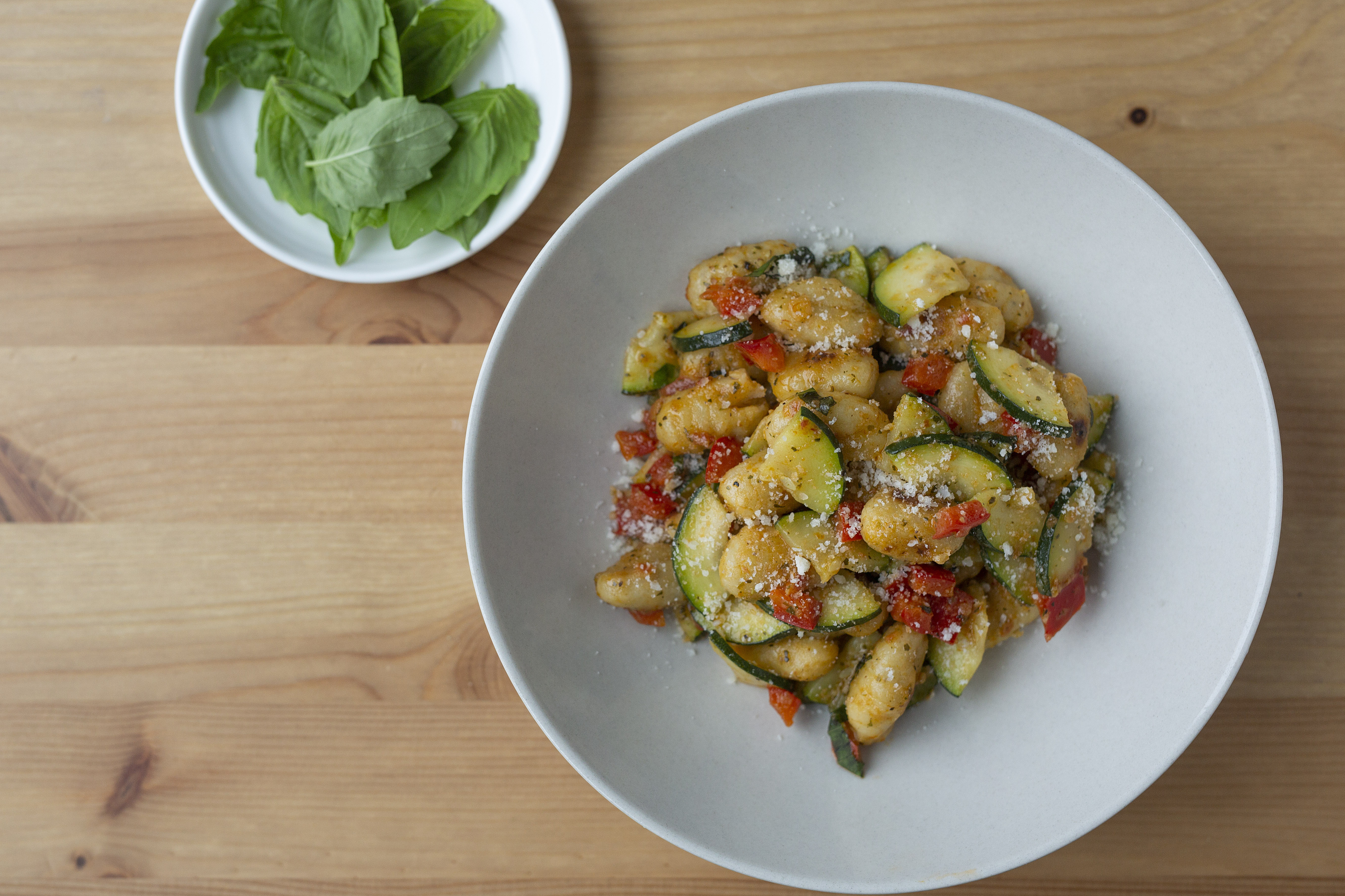 Gnocchi poêlés avec pesto aux tomates séchées zucchini & poivron sautés