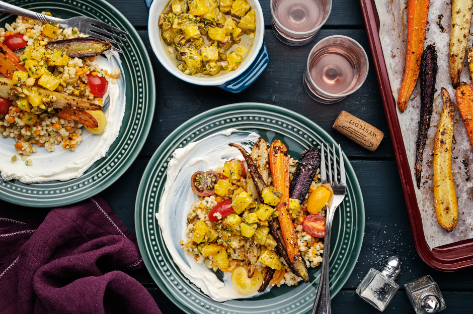 Bols de couscous perlé aux tomates, carottes au sumac et labneh