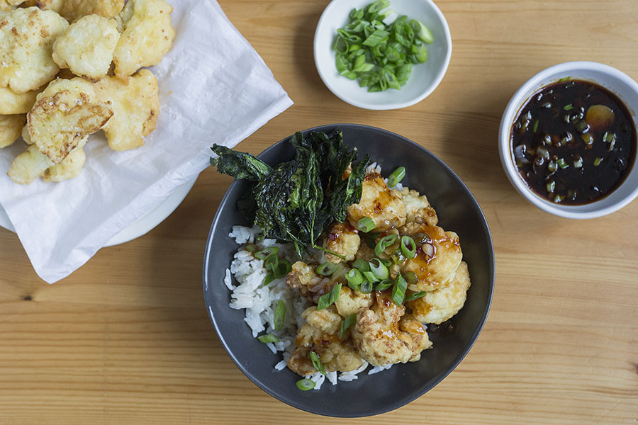 Choufleur Général tao avec épinards croustillants & riz à l’ail Choufleur Général tao avec épinards croustillants & riz à l’ail