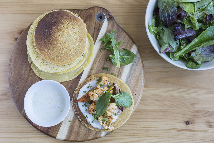 Pancake salé aux pois chiches avec choufleur rôti carottes