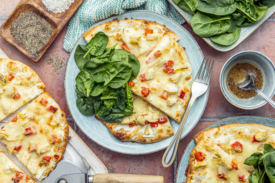 Pains plats aux artichauts, poivrons rôtis et fromage