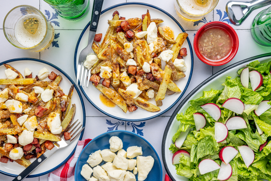 Poutine à la pancetta avec fromage en grains et sauce maison