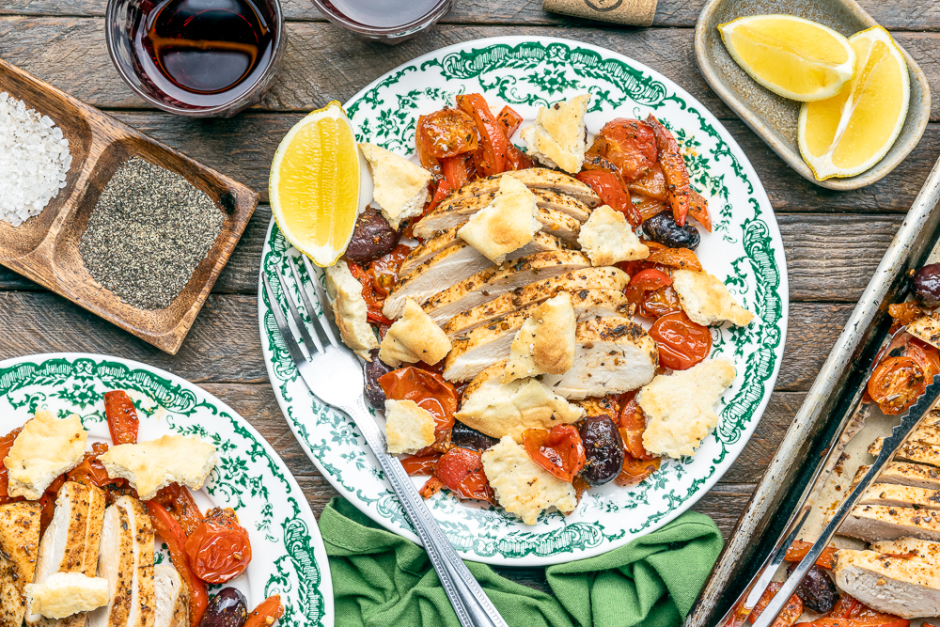 Salade grecque au poulet sur une plaque