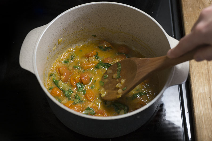 Aiglefin vapeur avec couscous - & sauce au beurre tomate-basilic