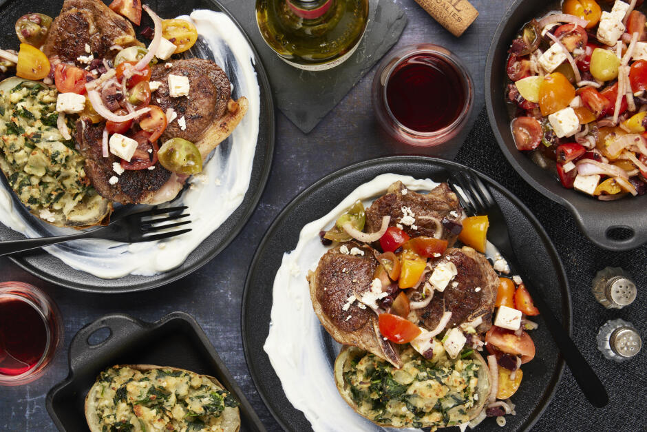 T-bones d’agneau nourri à l'herbe avec pommes de terre spanakopita
