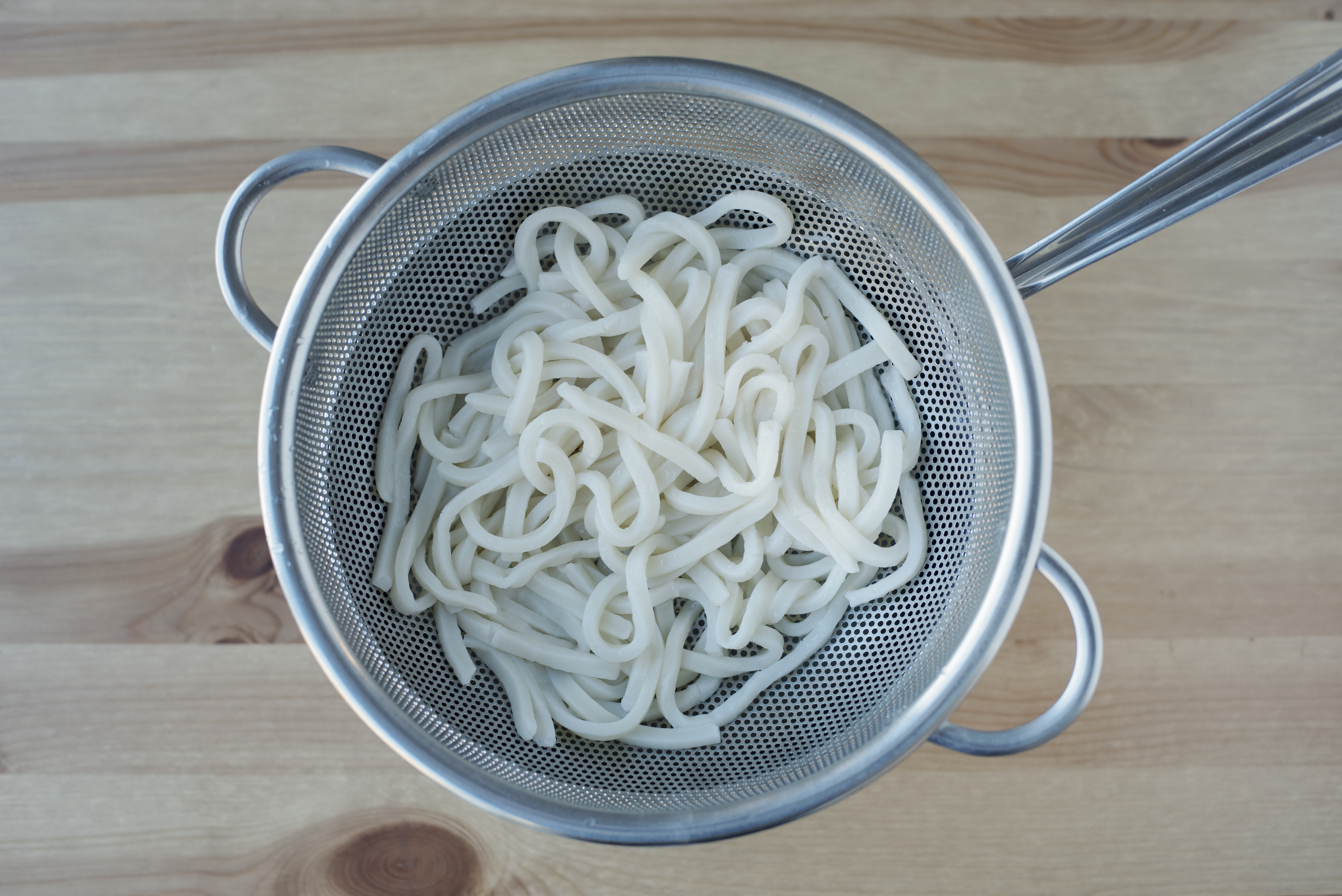 Nouilles udon fraîches au soya sucré avec poitrines de poulet grillées
