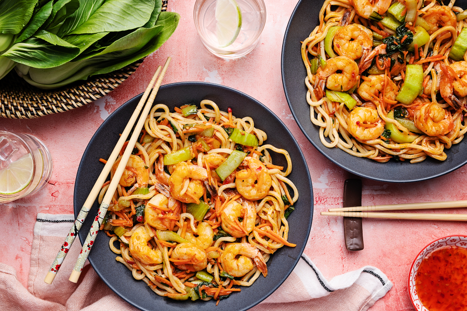 Sauté de crevettes et nouilles chili-ananas