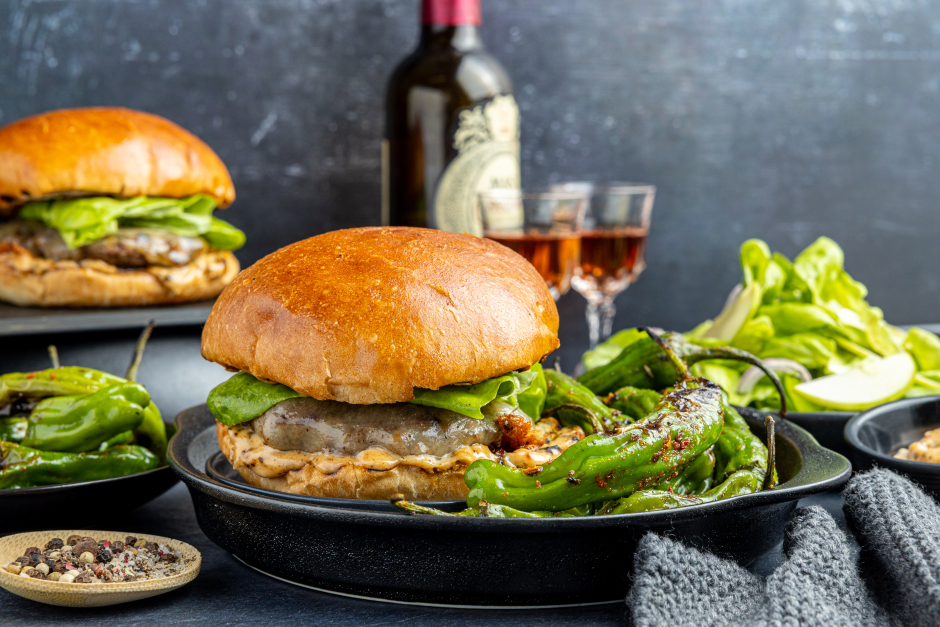 Burgers de wagyu BBQ au cheddar fumé avec aïoli à l’ail noir