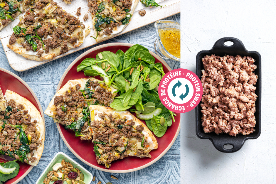 Échange de protéine | Pains plats garnis de porc haché aux épices à steak, poireaux et labneh