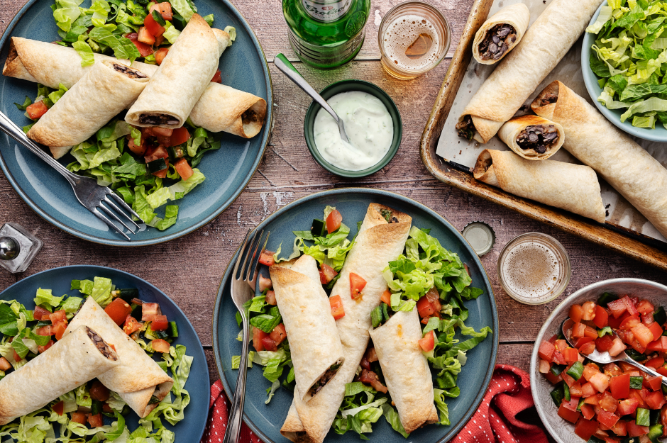 Flautas fromagées aux haricots noirs et poivrons verts