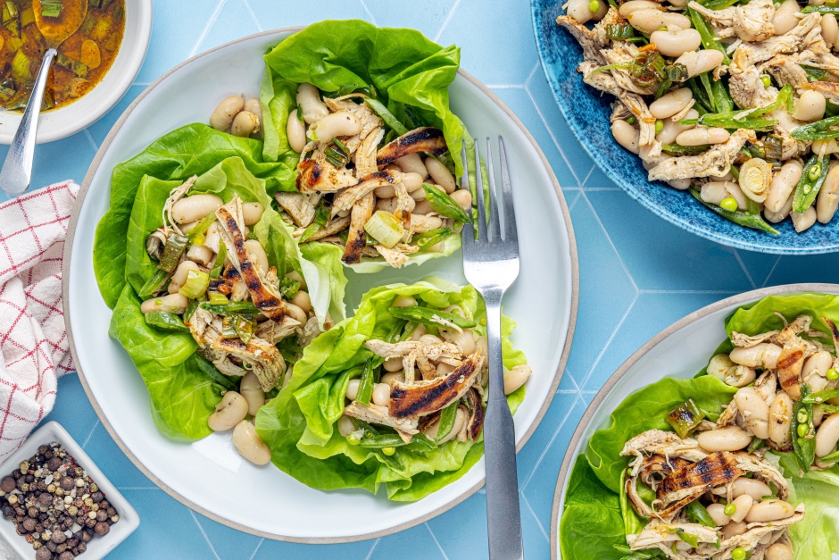 Poulet et haricots blancs sur feuilles de laitue