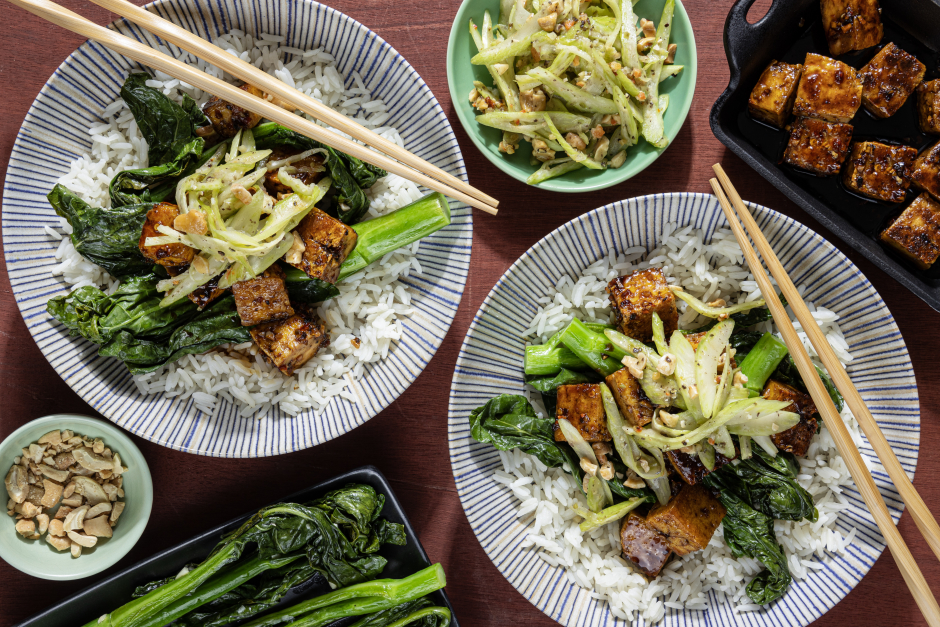 Bols de tofu végétaliens avec sauce chili sucrée et noix de cajou