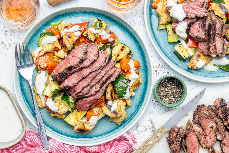 Steaks frottés au café sur le BBQ avec crème à la salsa verde