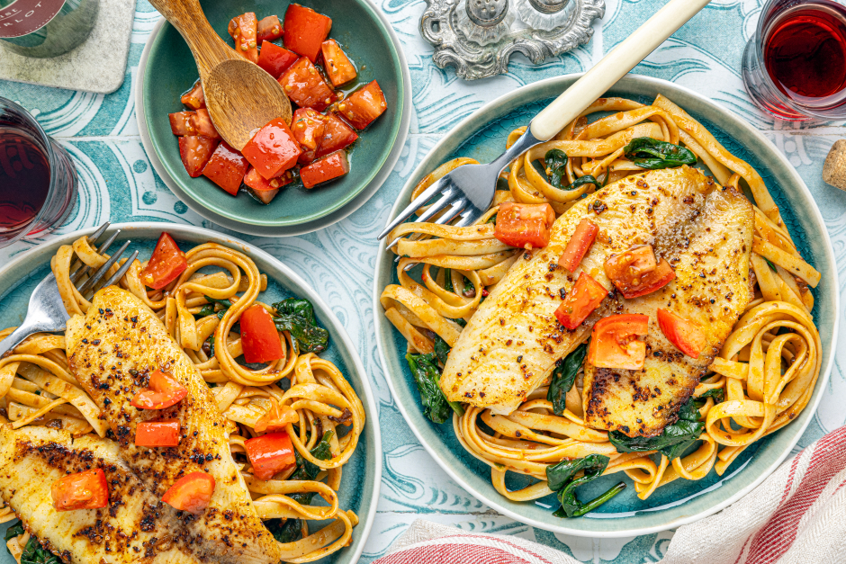 Tilapia frit à la poêle sur fettucines frais style puttanesca