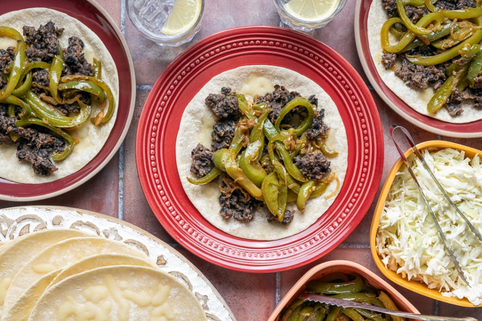 Fajitas de légumes avec haricots frits