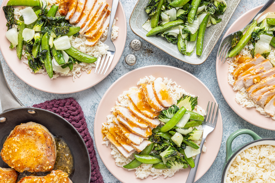 Côtelettes de porc en sauce à la mangue et riz aux épices et graines de sésame