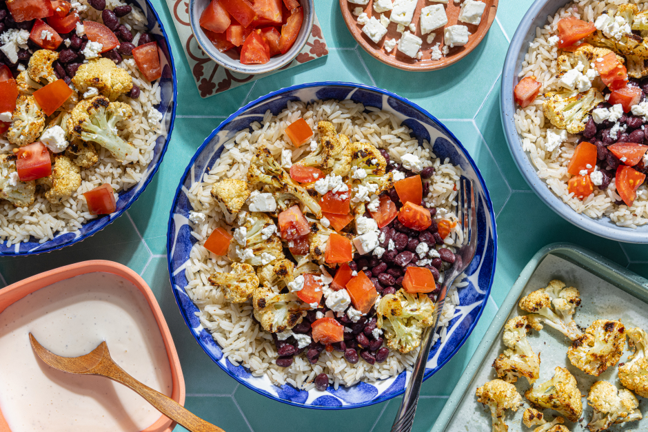Bols de riz mexicains avec haricots noirs et choux-fleurs fumés