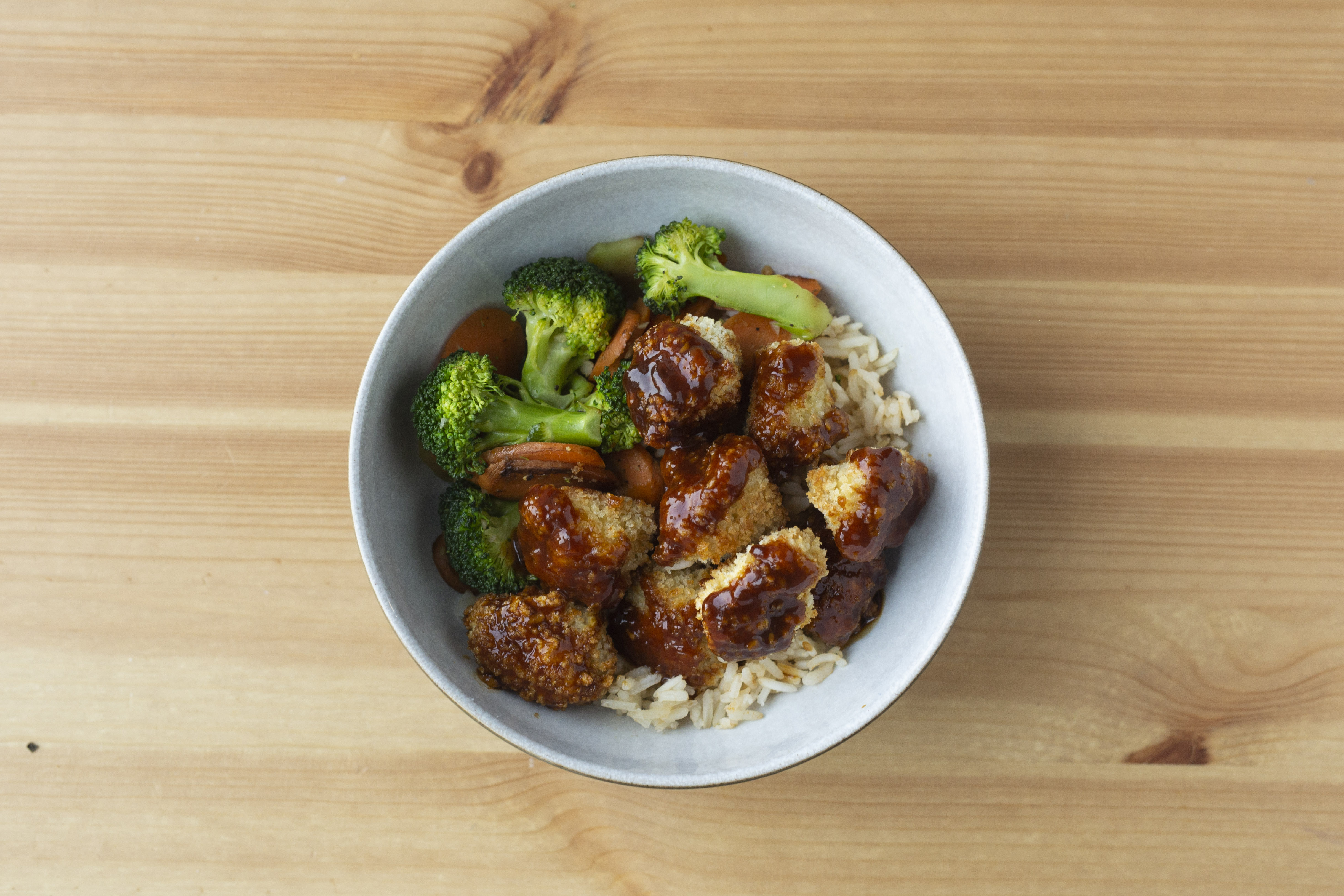 Général tao de tofu croustillant au four sauté de légumes et riz au jasmin savoureux